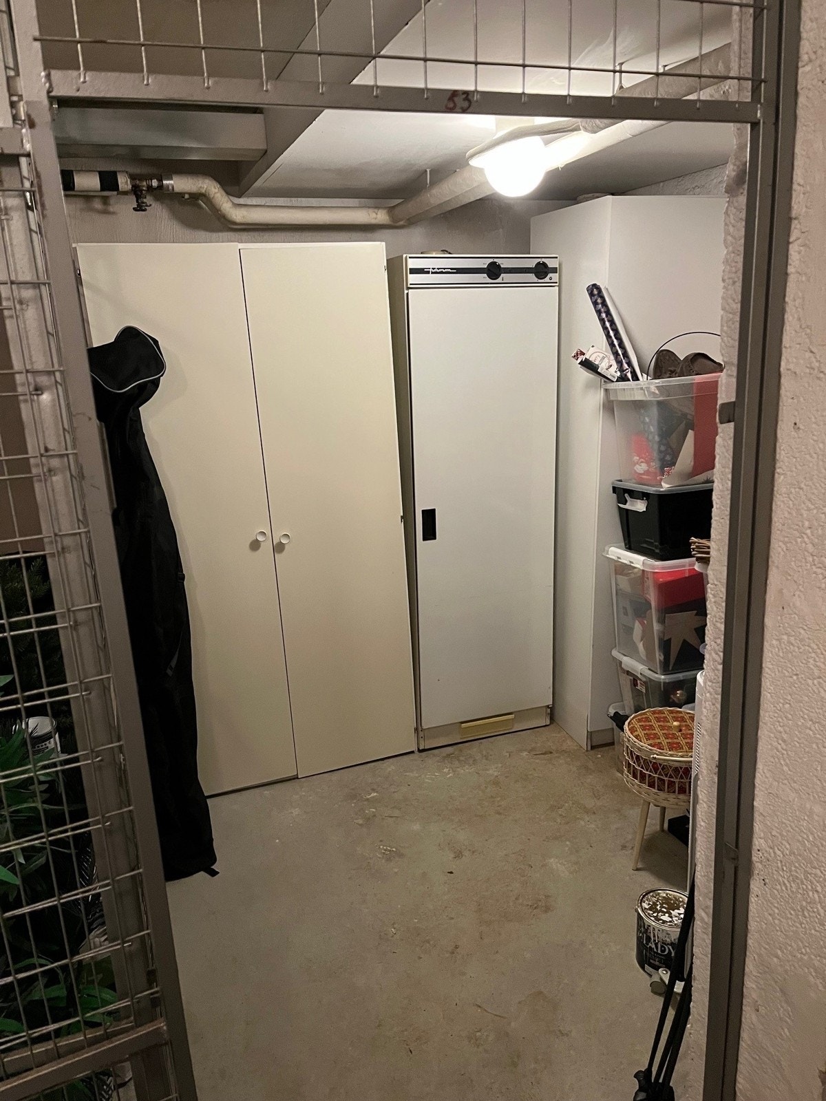 Bod befinner seg rett over gang ca- 2 meter fra leiligheten. Utrolig praktisk for å ha ytterligere oppbevaring og ev. en ekstra garderobe. Galleribilde