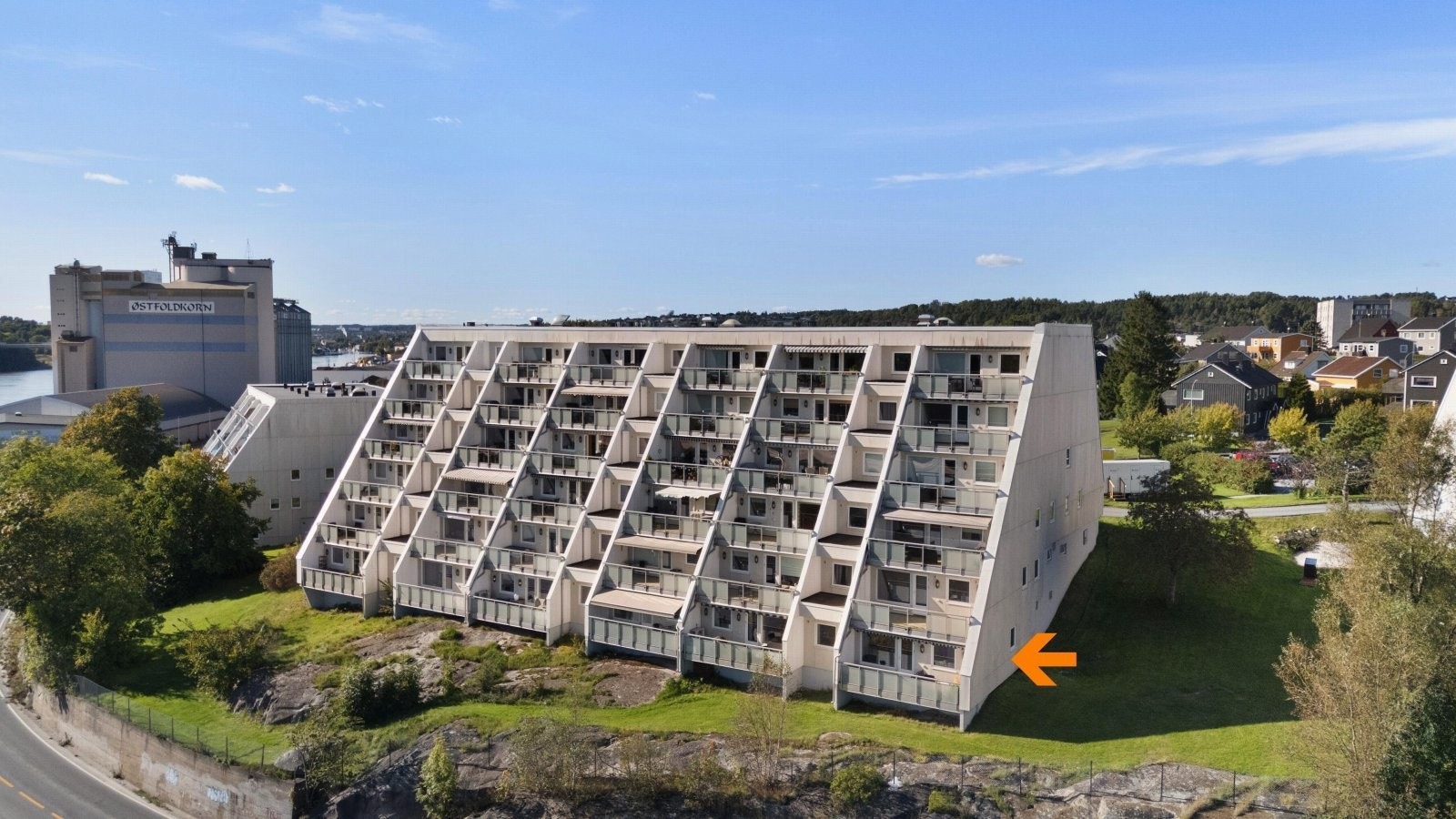 Endeleilighet med ekstra vindu på kjøkken! Intet innsyn og plassering på nedre plan emd gressplen og fellesarealer rett utenfor. Galleribilde