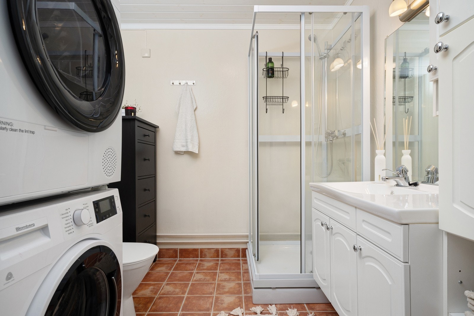 Badet er flislagt på gulv, malte vegger. Dusjkabinett. Varmekabler på gulv. Galleribilde