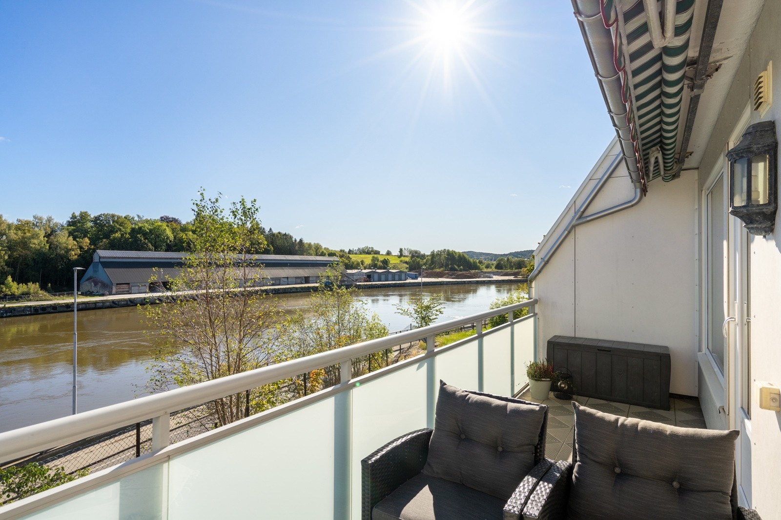 Her er det fint å kose seg utendørs! Fine solforhold fra morgen til ca. kl.14.30. Nydelig å nyte morgenkaffen her ute! Galleribilde