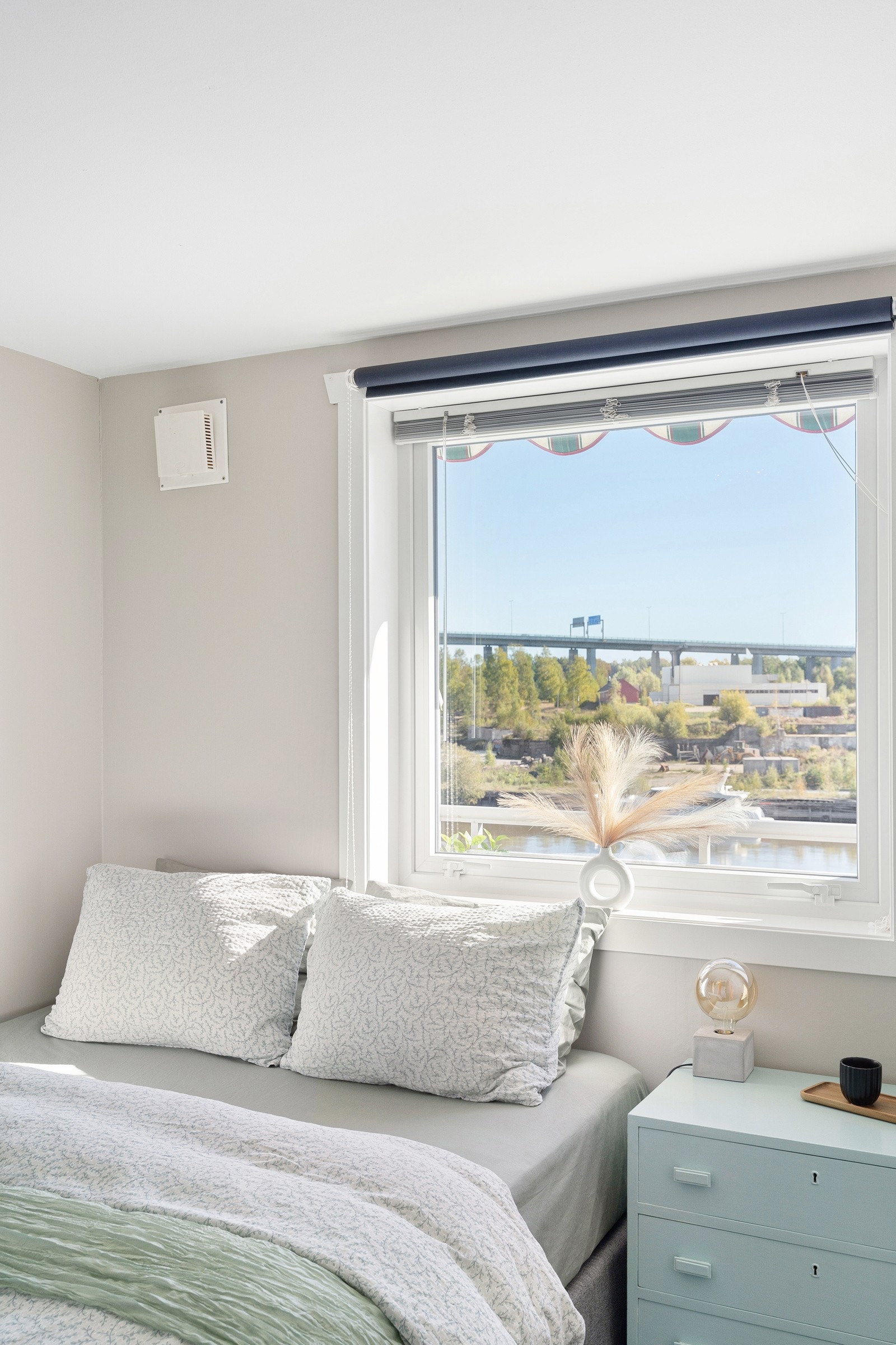 Terrassemarkise utenfor soveromsvindu Galleribilde