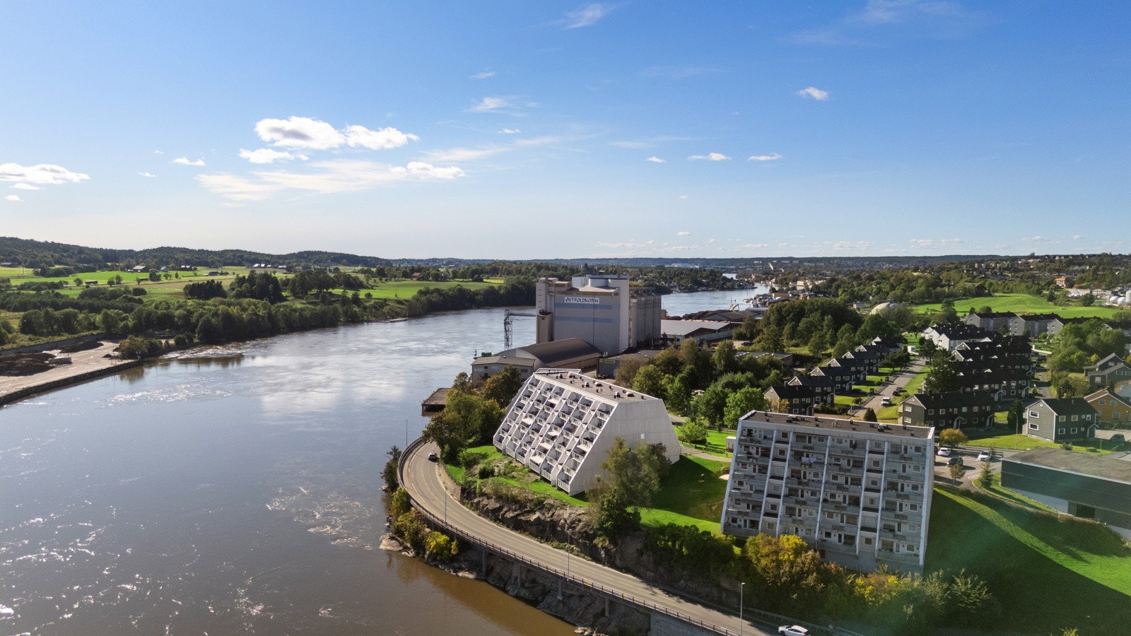 Alvim ligger meget sentralt med kort kjøretid opp til E6. Det er gangavstand til Sarpsborg sentrum og til Amfi Borg. Galleribilde