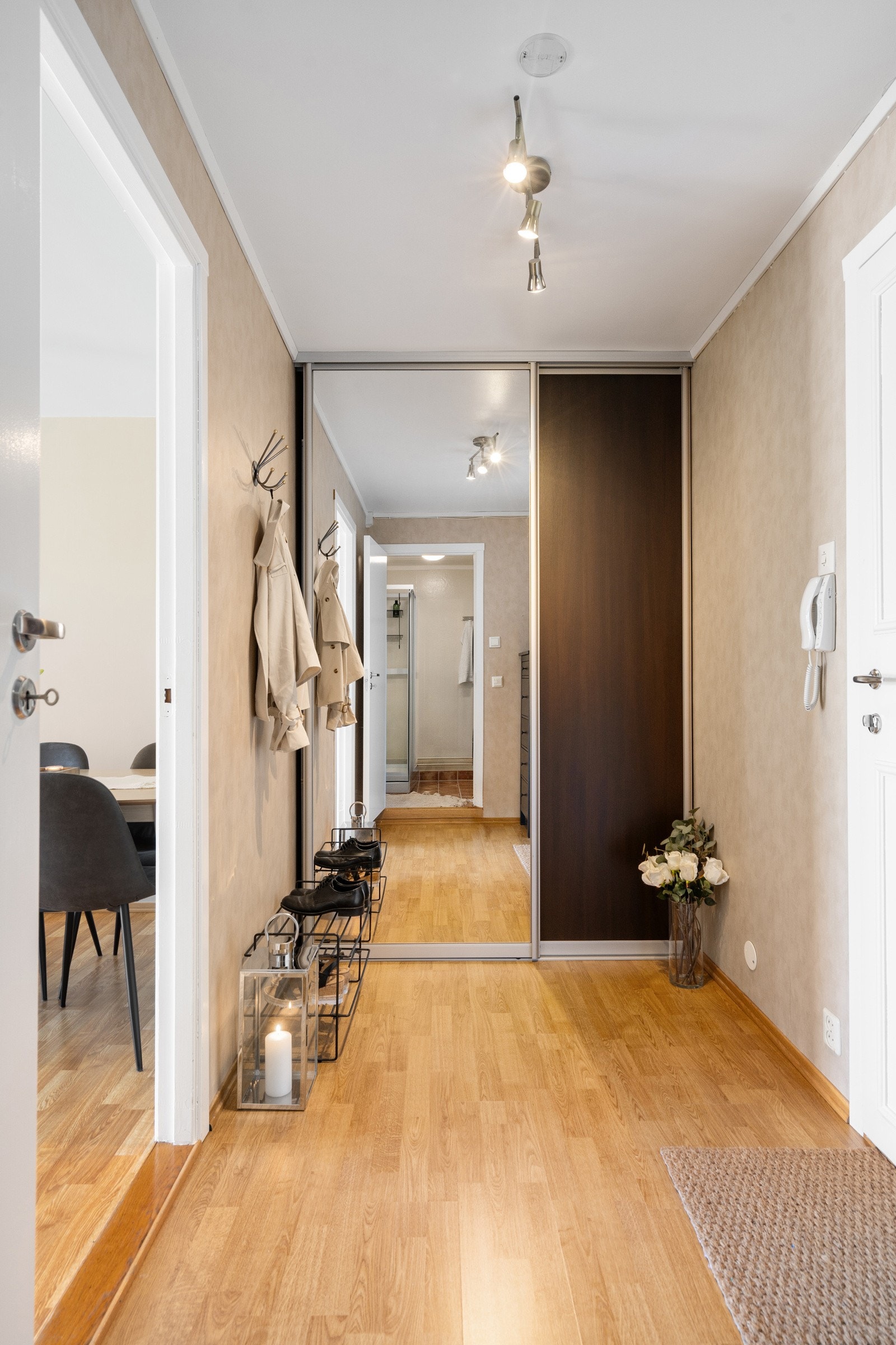Hall med skyvedørsgarderobe. Rett over gang er det en stor bod. Galleribilde