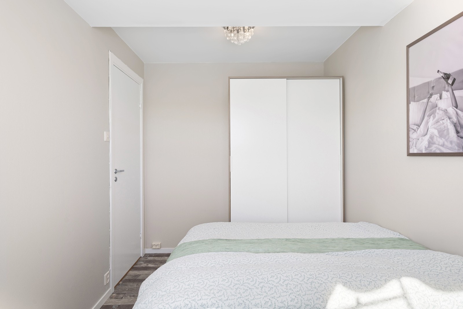 Garderobeskap på soverom medfølger Galleribilde