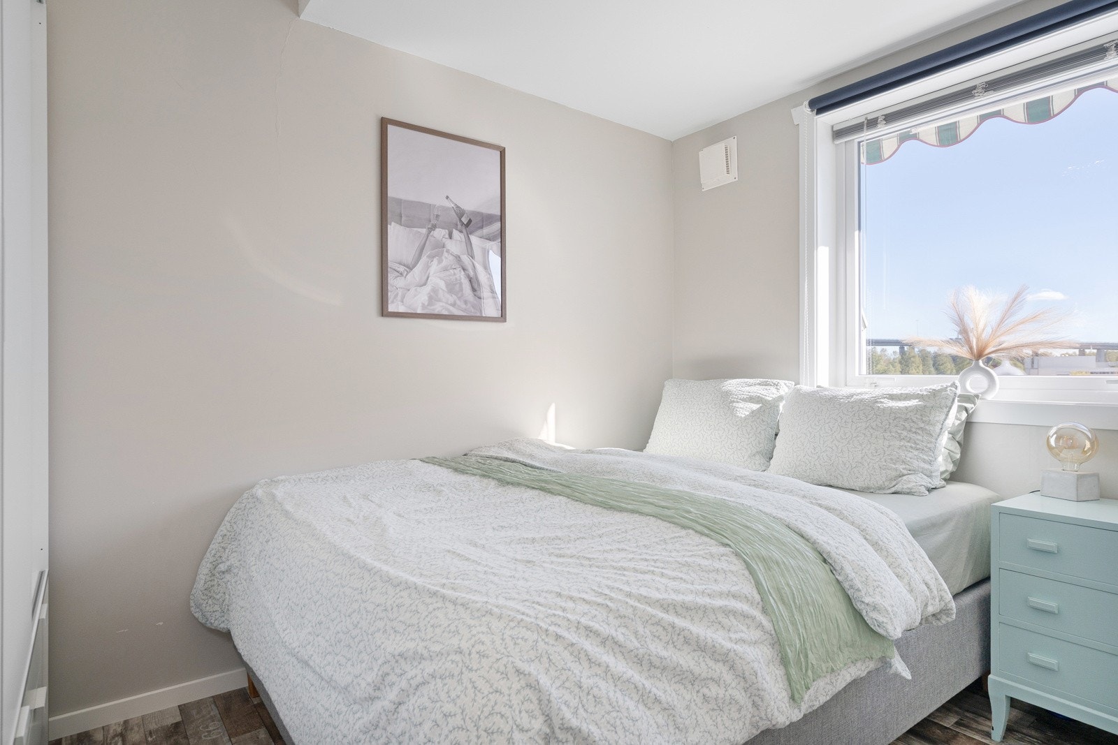 Soverommet er delikat og har plass til en dobbeltseng Galleribilde