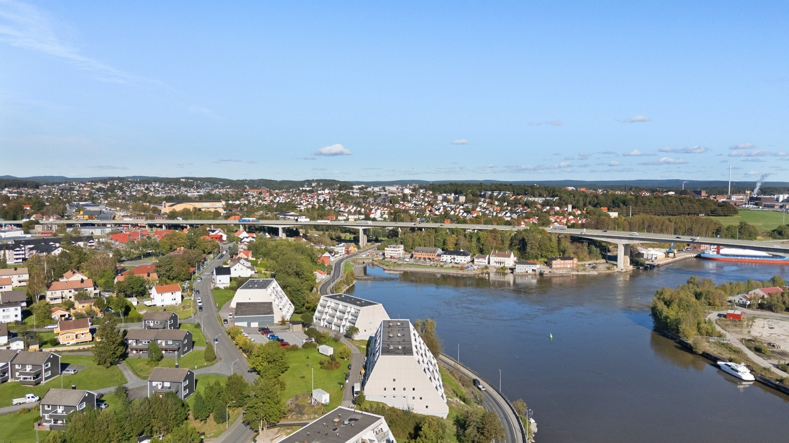 Glomma er vakker til alle årstider. Glommastien er rett utenfor - hvor du kan sykle langs Glomma tur/ retur Fredrikstad. Galleribilde