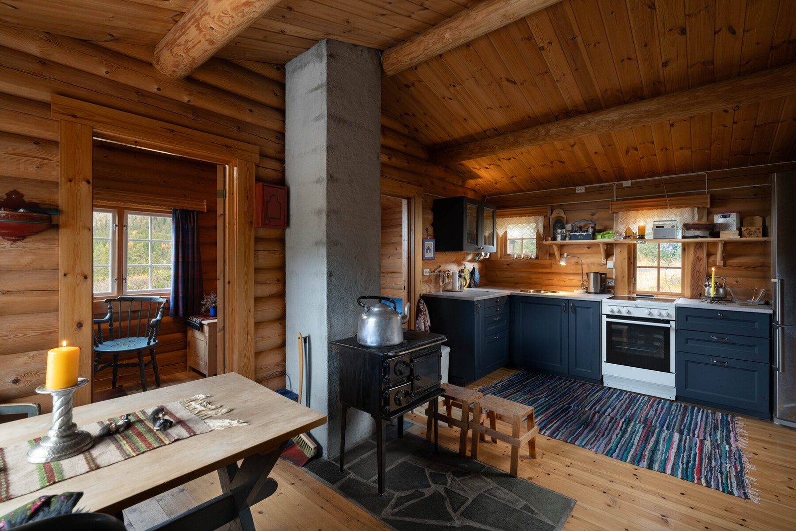 Kjøkkenet har Ikea-kjøkkeninnredning fra 2021, komfyr og kjøleskap. Galleribilde