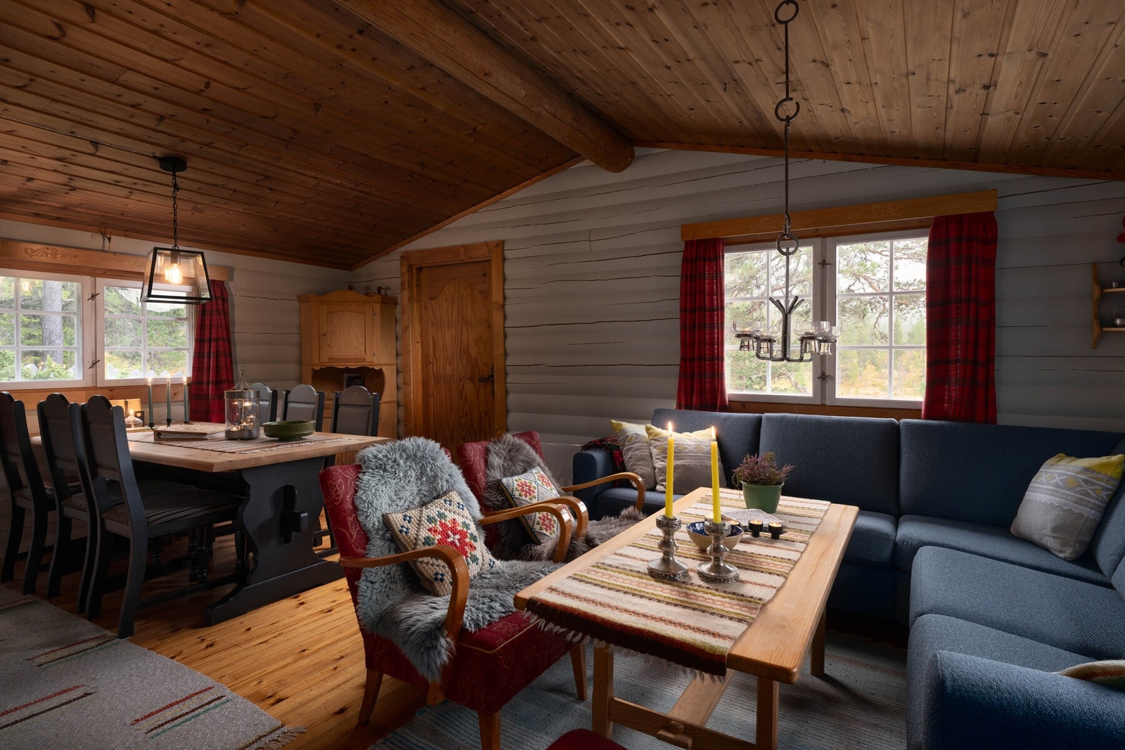 Hyggelig stue i tilbygget med peisovn og plass til både sofagruppe og spisebord. Galleribilde