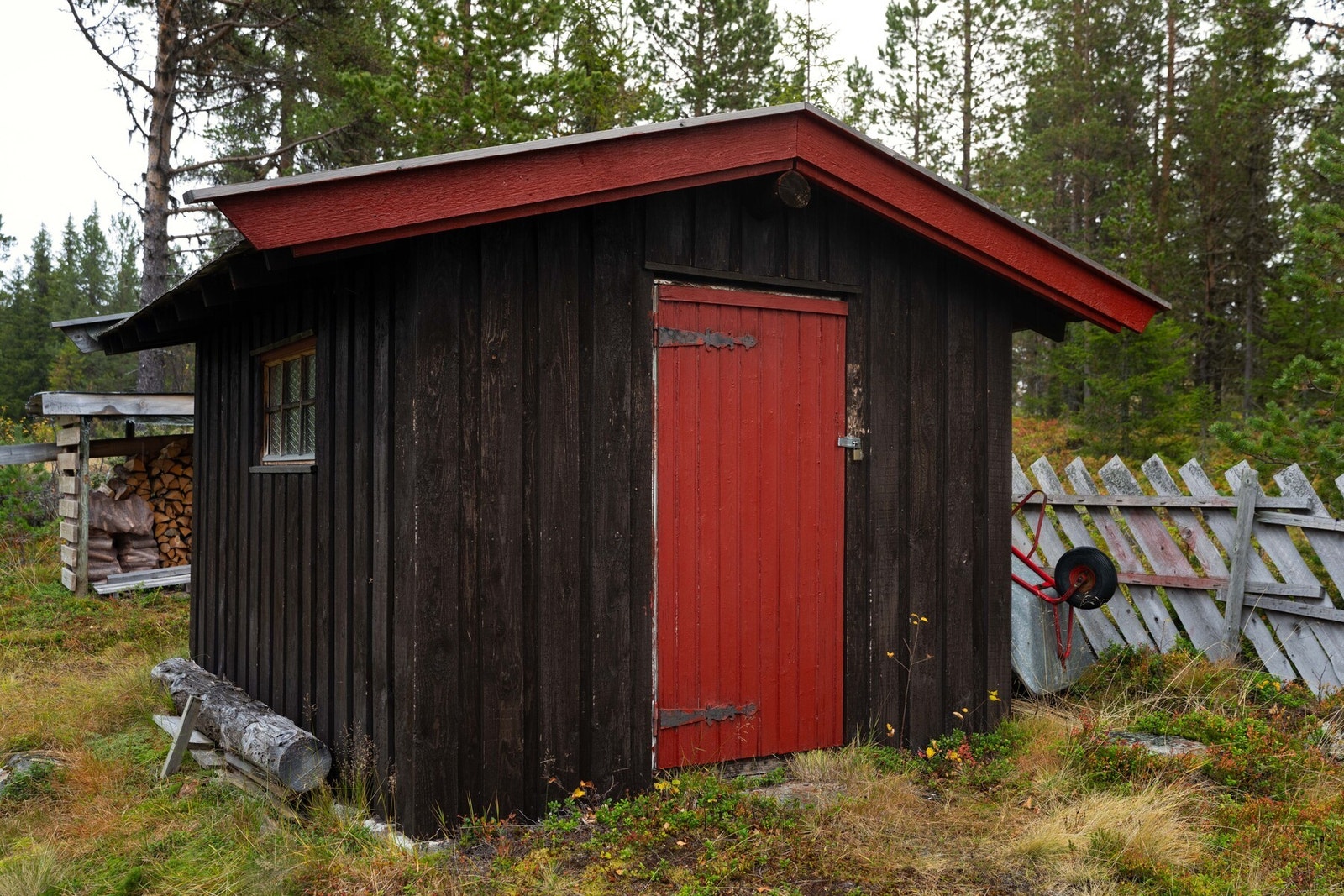 Boden har plass til ved og annen lagring, samt et separat rom med utedo. Galleribilde