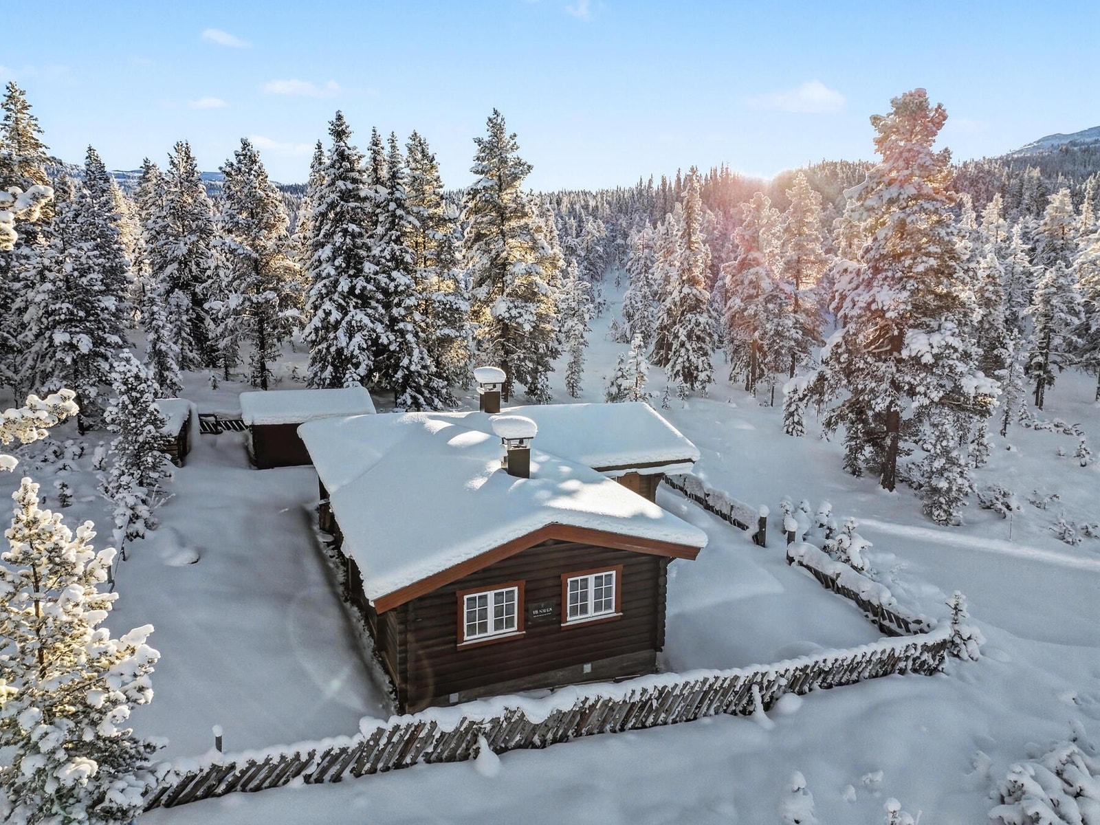 Tomta er fra måledokumentet fra 1969 er skissert som et rektangel med kortsiden mot (men ikke inntil) veien, og med sider 30x50 meter som gir areal ca. 1 500 m2. Kun deler av tomten er gjerdet inn. Galleribilde