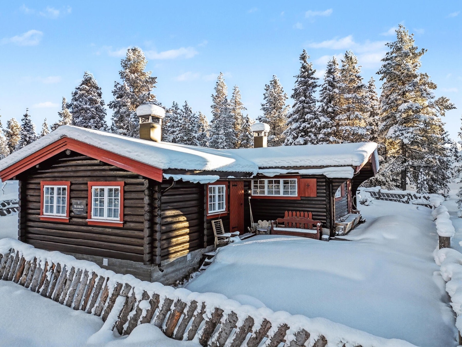 Hytta har et bruksareal på 75 m² og inneholder blant annet tre soverom, stue, kjøkken og et enkelt vaskerom med servant. Galleribilde