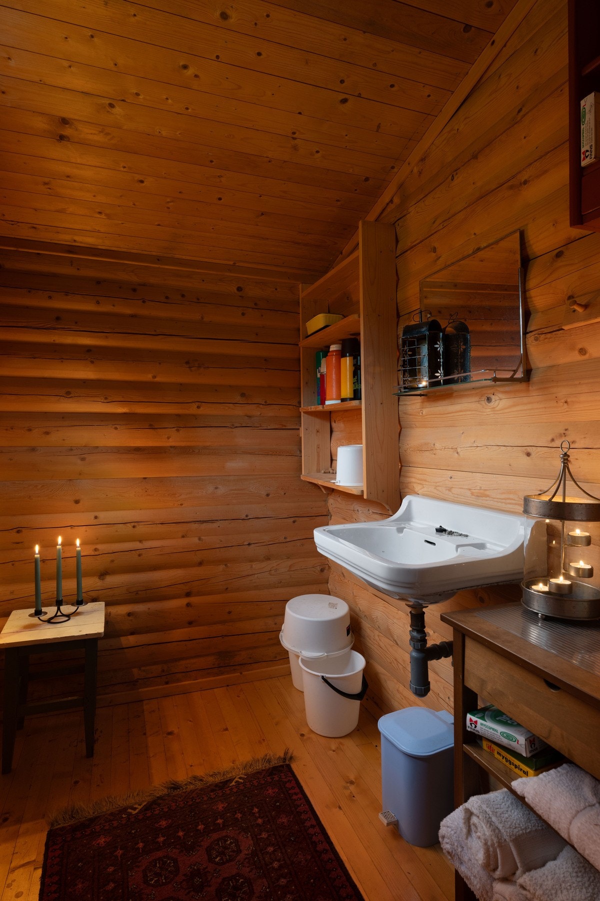 Et eget rom har vaskeservant og avløp ut til grunnen (ikke frostfritt). Galleribilde