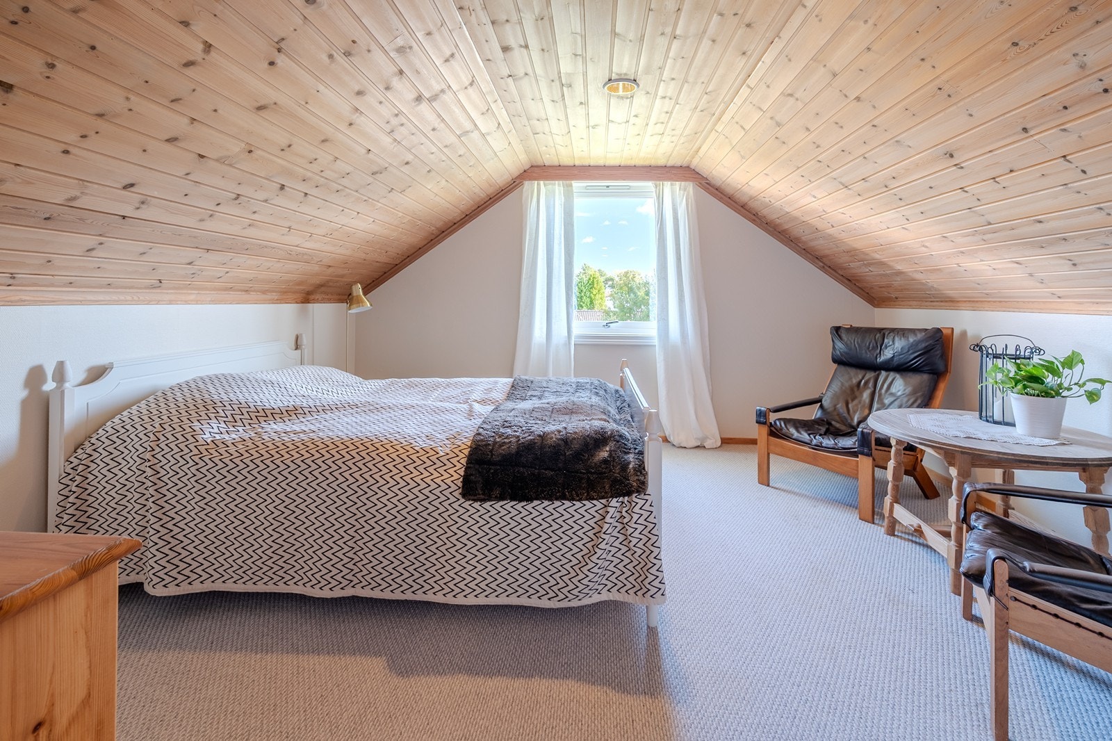 To store soverom i loftsetasjen (ikke søkt godkjent for varig opphold) Galleribilde