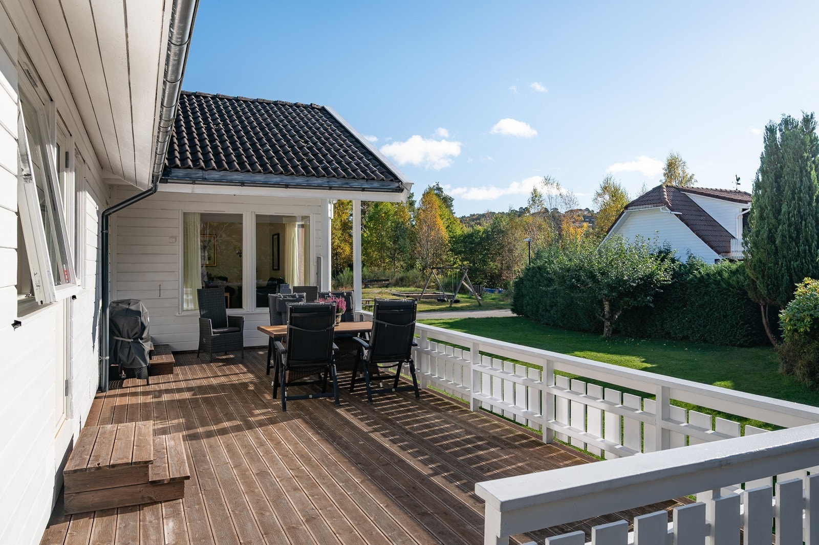 Sydvendt terrasse utenfor stuen- og hovedsoverom Galleribilde