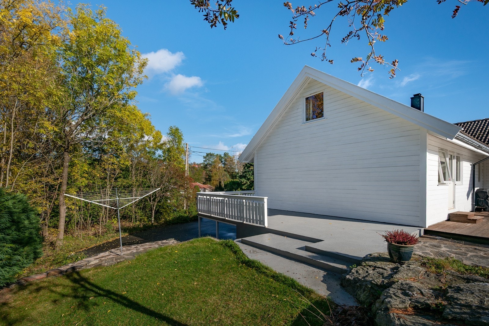 Vestvendt platting over carport Galleribilde