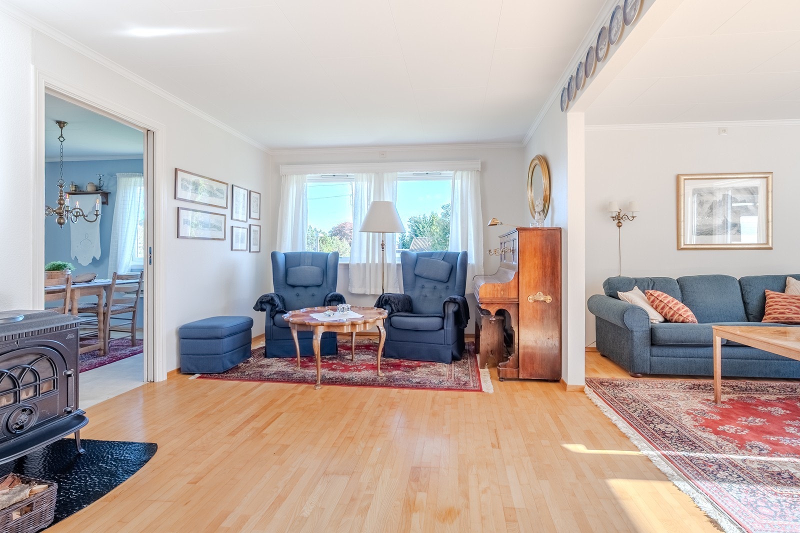 Romslig stue med Jøtul peisovn Galleribilde