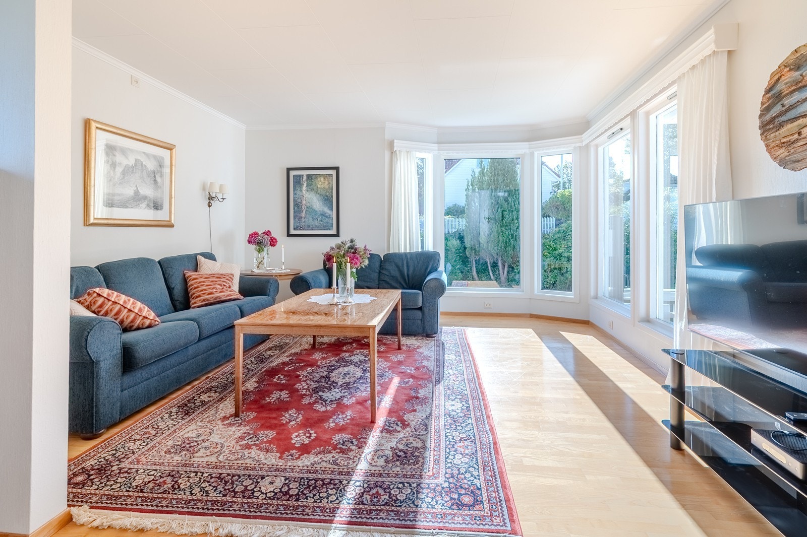 Store vindusflater i karnapp gir godt med naturlig lysinnslipp Galleribilde