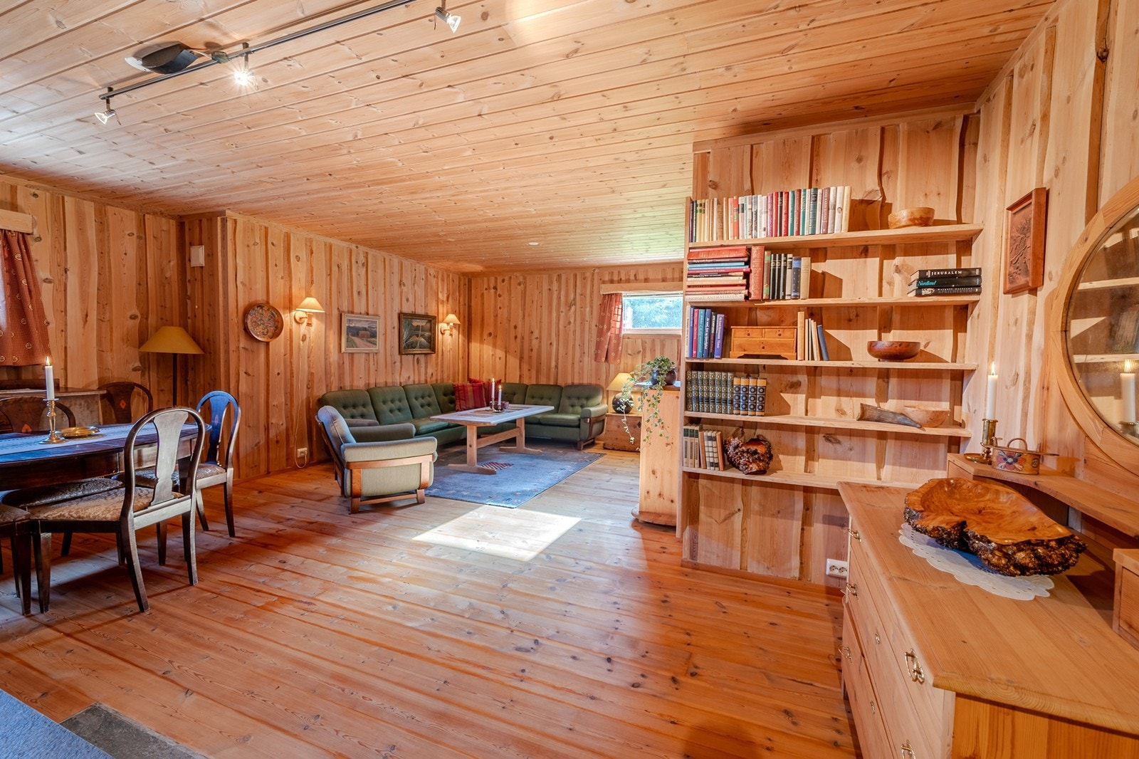 Disponibelt rom innredet som kjellerstue (ikke godkjent) Galleribilde