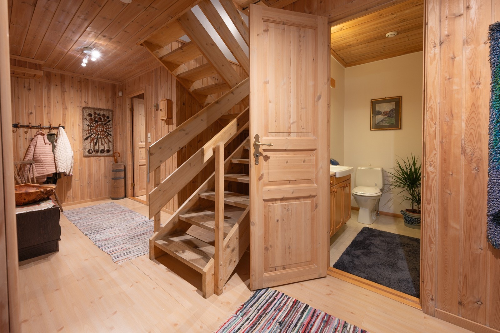 Åpen furutrapp mellom etasjene Galleribilde