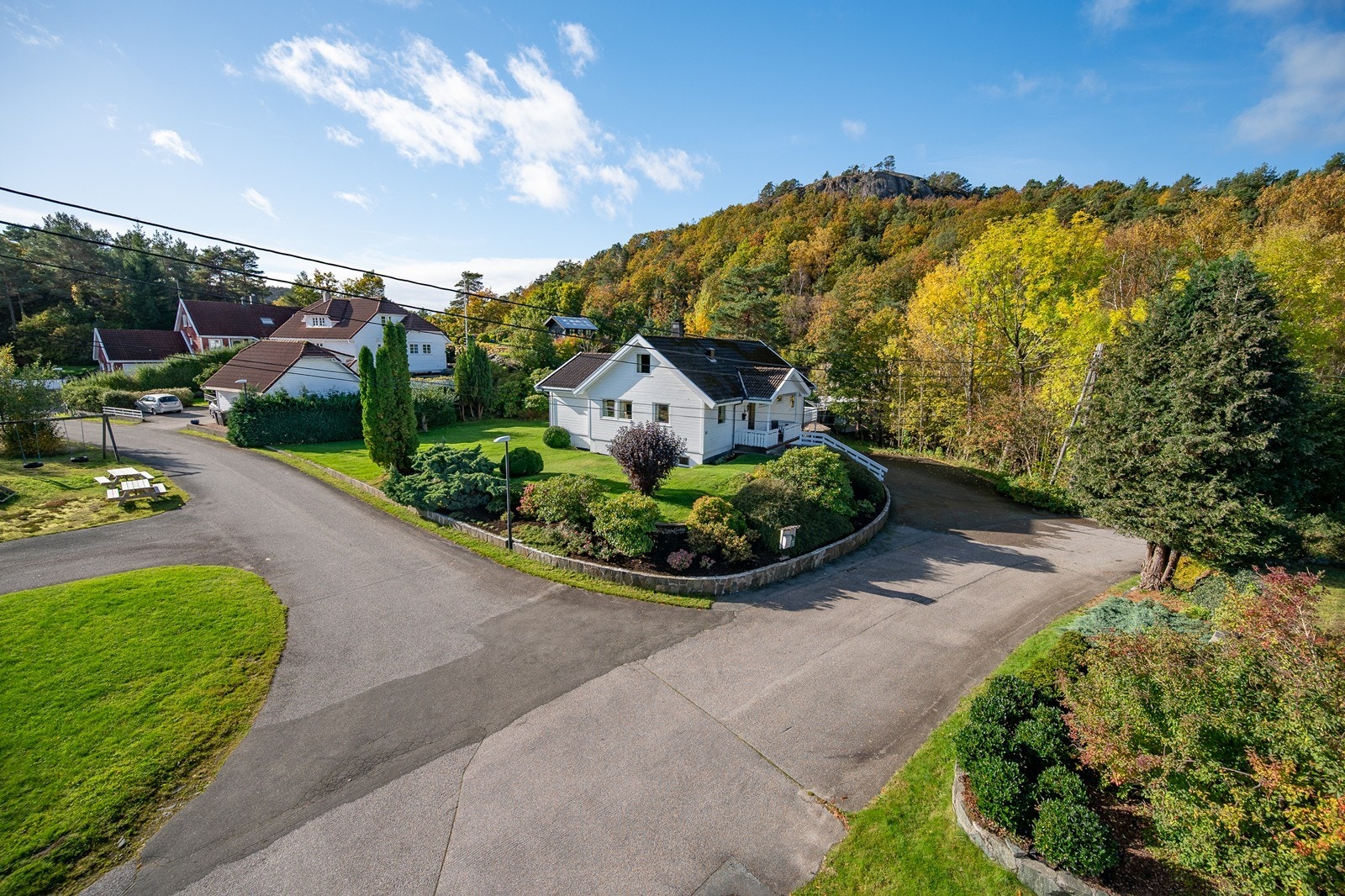 Rolig beliggenhet på stor, solrik hjørnetomt Galleribilde