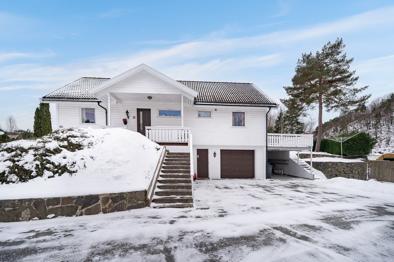 Parkering i gårdstun, garasje og carport Galleribilde