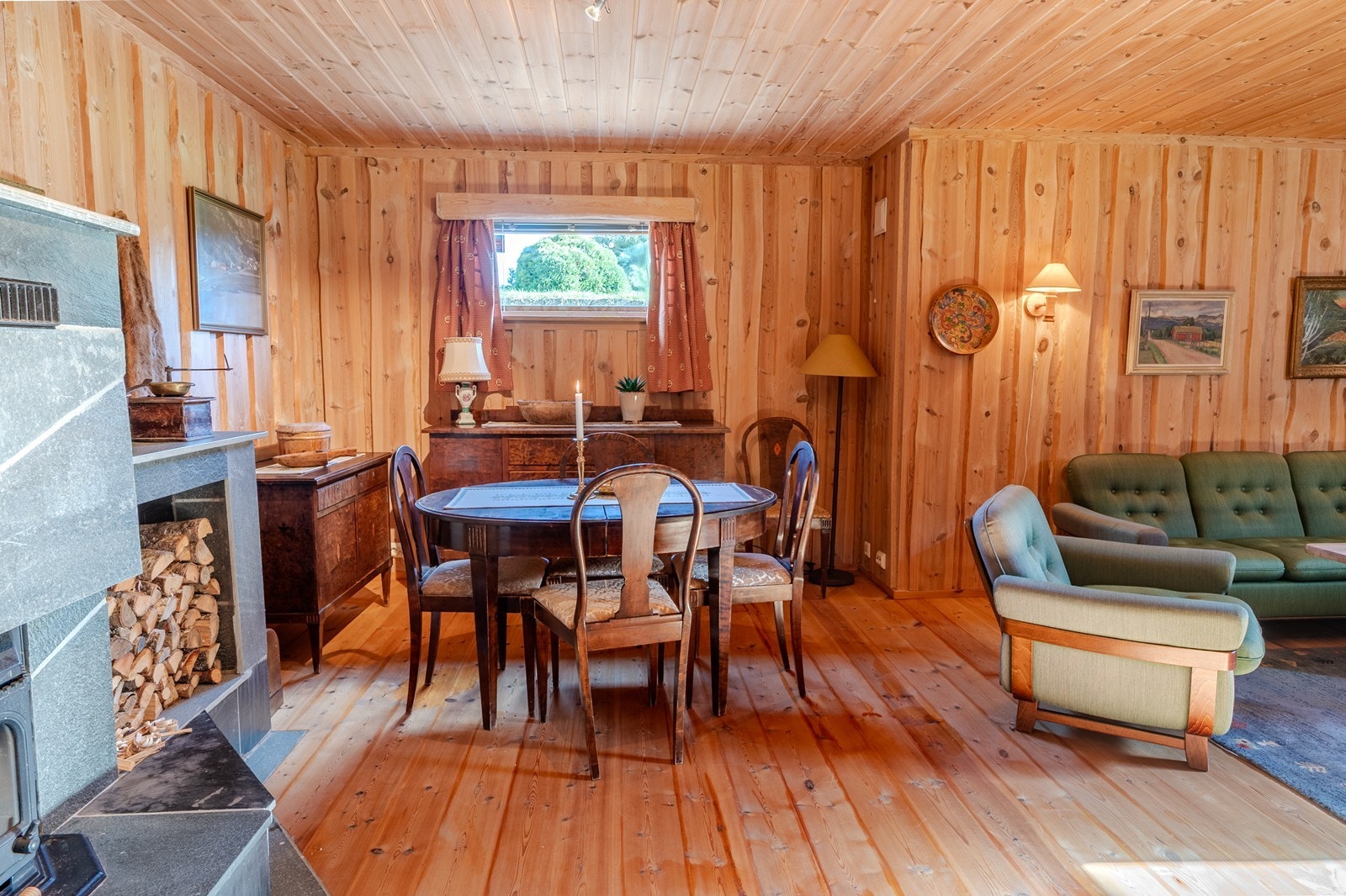 Plass til sittegruppe og spisebord Galleribilde