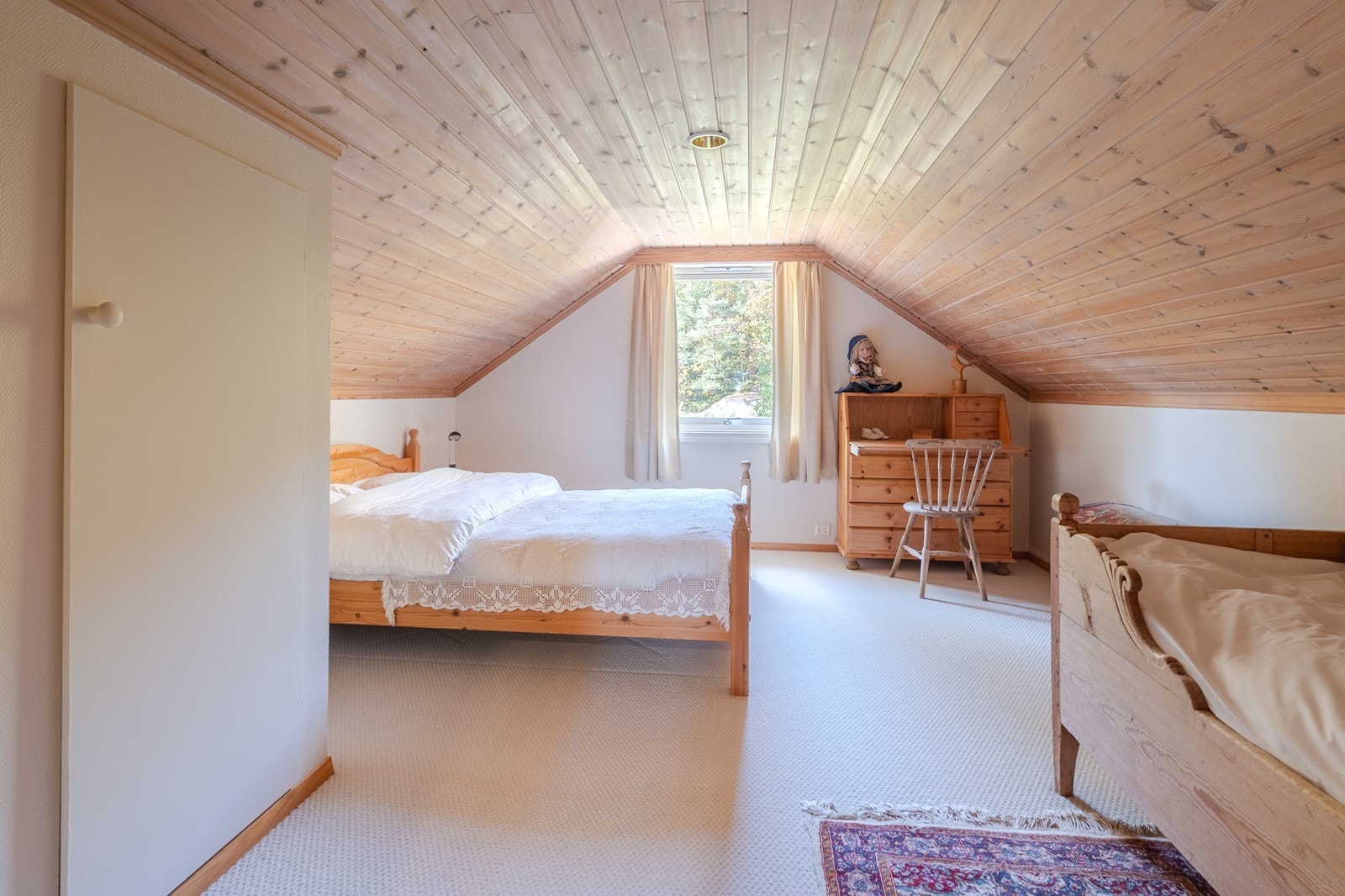 Begge rom har gulvteppe, malte flater og panel i himling Galleribilde