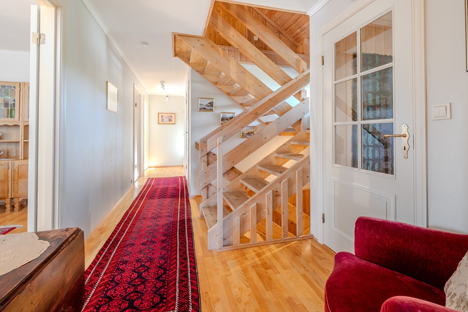 Hall med gjennomgående trapp mellom etasjene Galleribilde