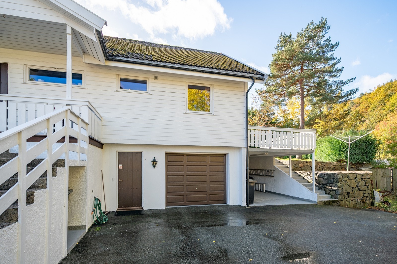 Garasjen er 23 kvm og har leddport i tre Galleribilde