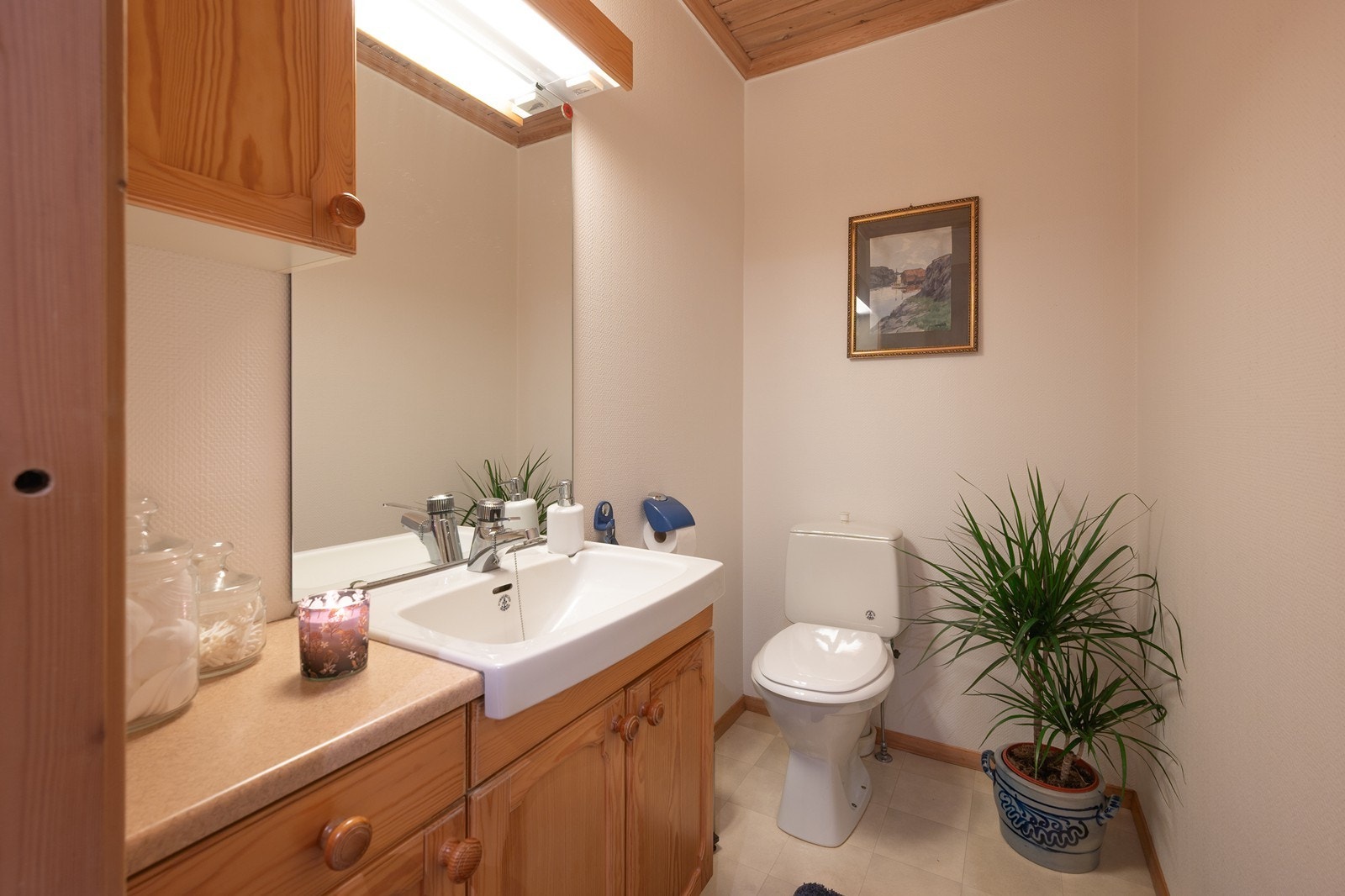 Toalettrom med gulvbelegg, wc og furuinnredning Galleribilde