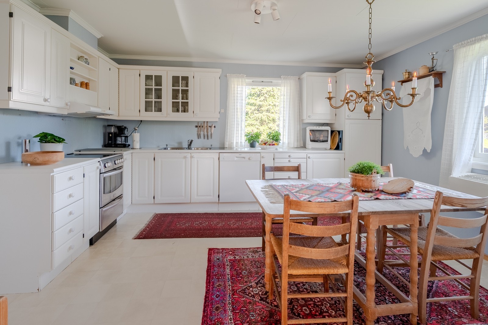 Stort kjøkken med spiseplass Galleribilde