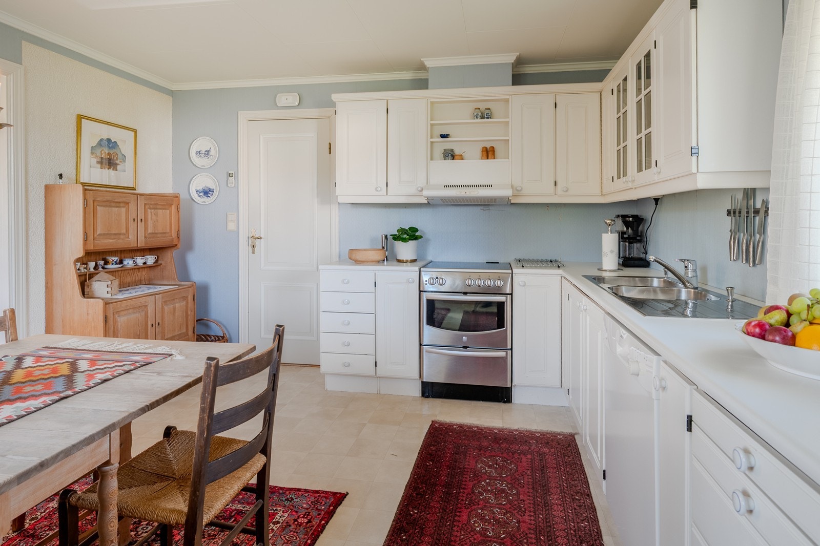 Rikelig skap- og benkeplass Galleribilde