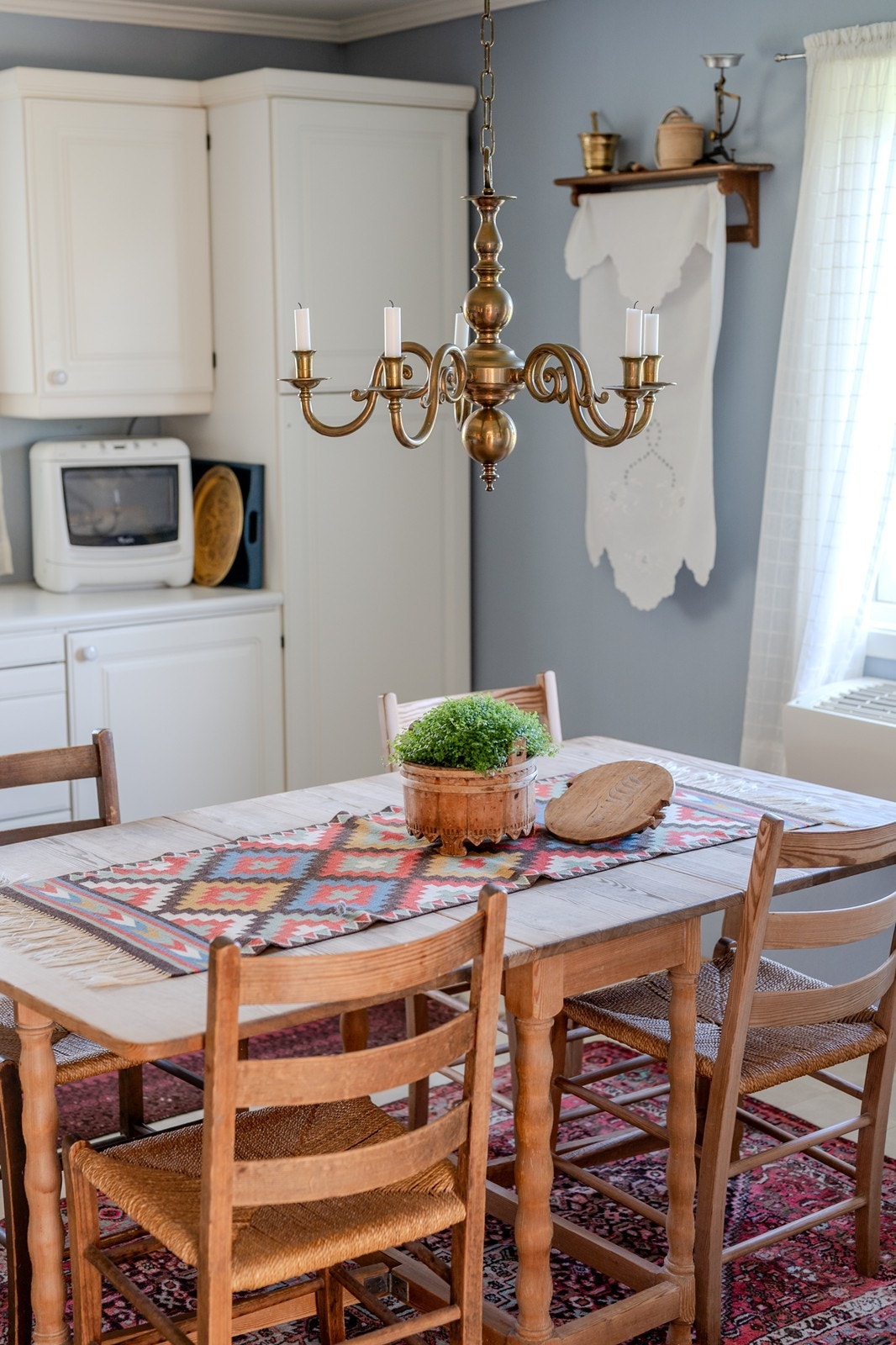 Varmepumpe under kjøkkenvindu Galleribilde