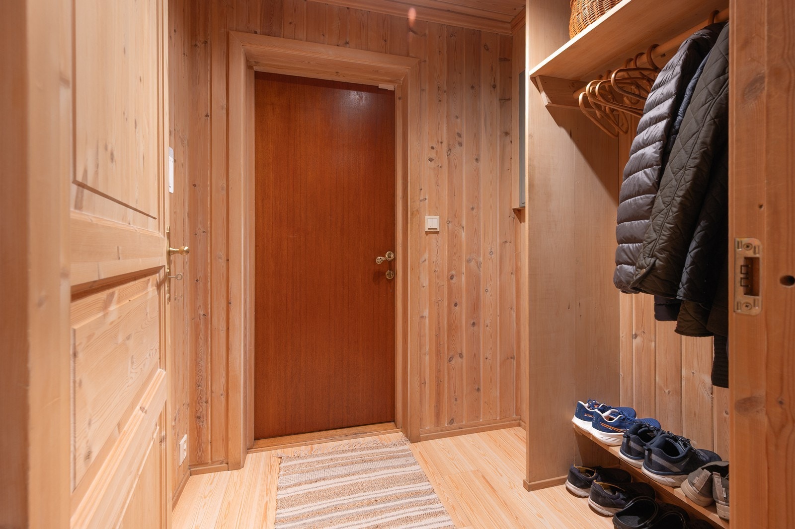 Kjelleretasjen har egen entré med plass til tøyoppheng Galleribilde