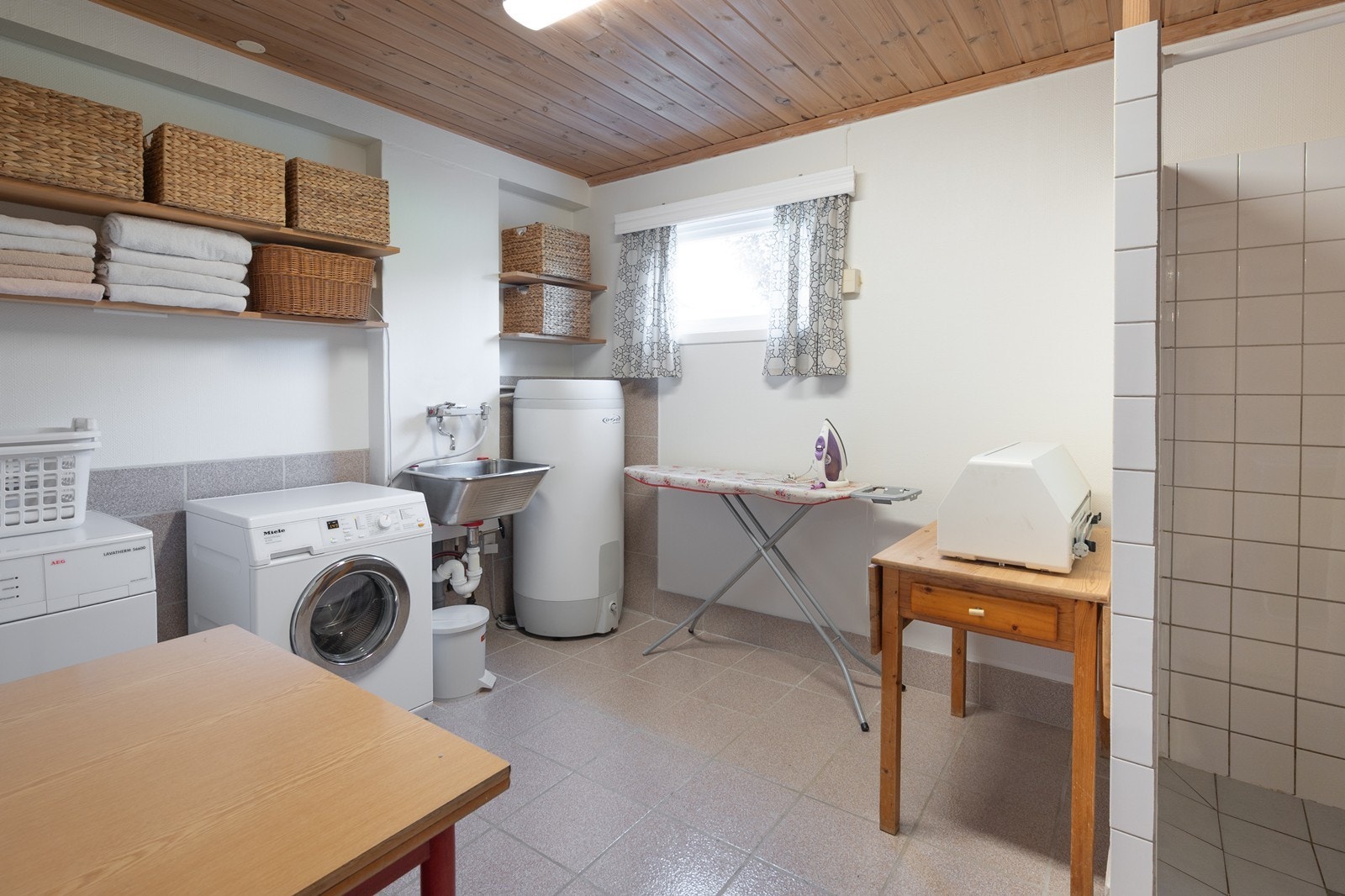 Romslig vaskerom med dusj Galleribilde