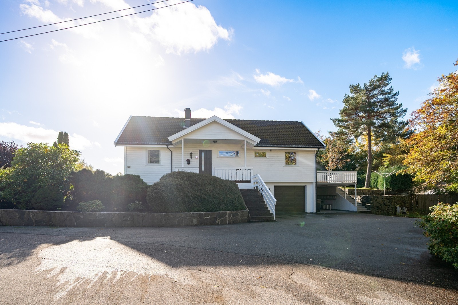 Tinglyst veirett / parkering på asfaltert gårdstun Galleribilde