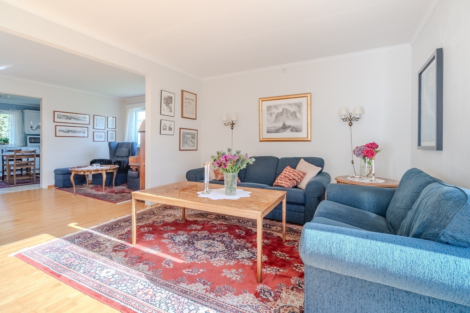 Parkettgulv og lysmalte flater Galleribilde