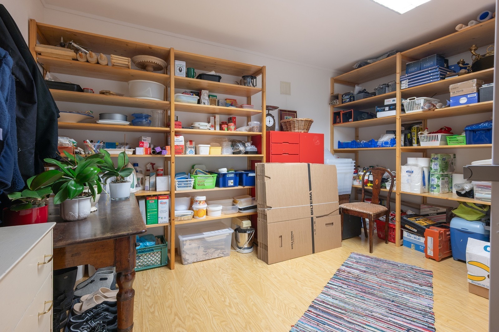 Stor bod med rikelig lagringsplass i plassbygde hyller Galleribilde