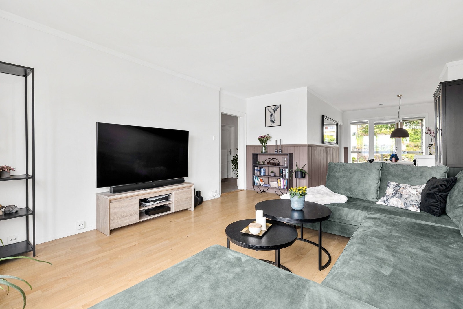 Stue med åpen løsning mot spisestue Galleribilde