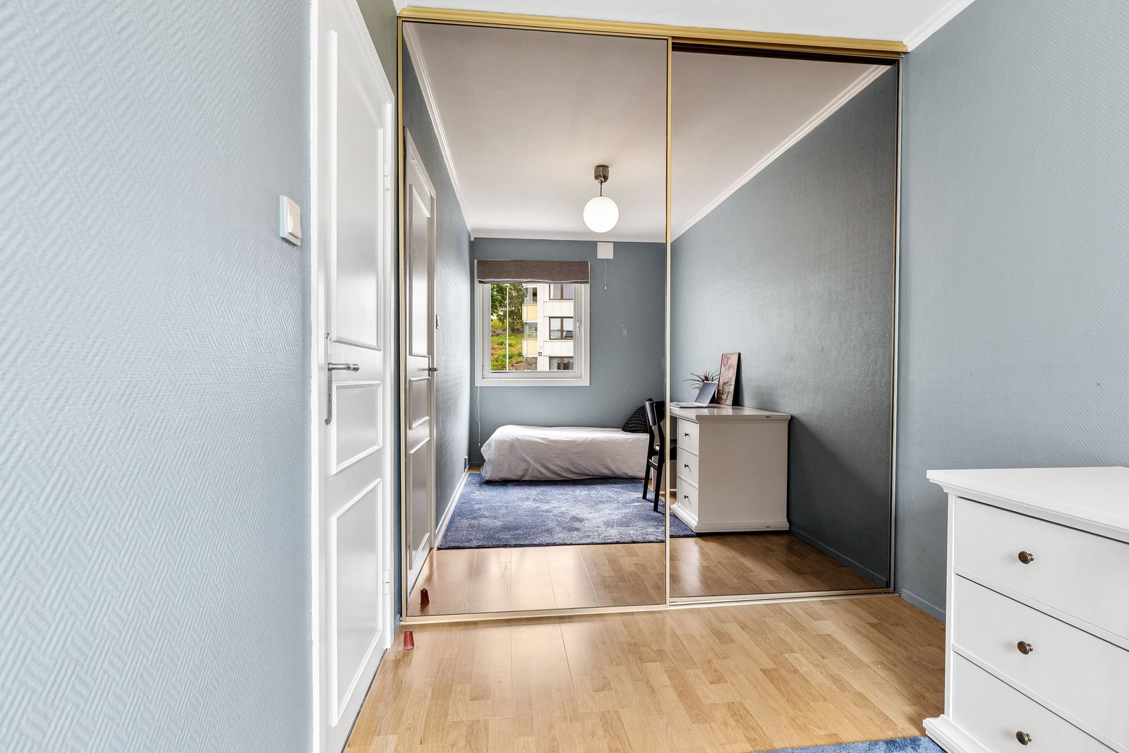 Soverom har skyvedørsgarderobe som har rikelig med oppbevaring Galleribilde