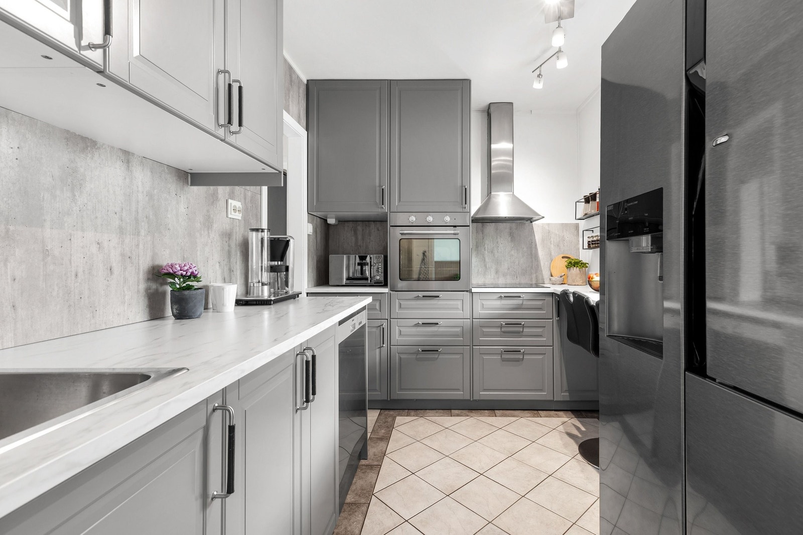 Kjøkken med moderne hvitevarer fra 2019 Galleribilde