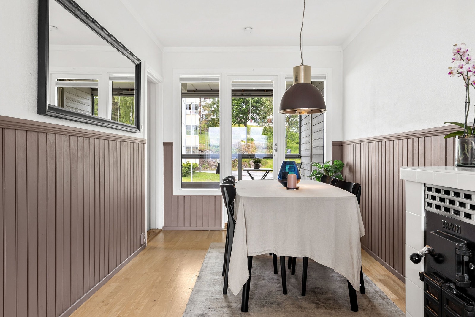 Fra spisestue er det utgang til innglasset balkong Galleribilde