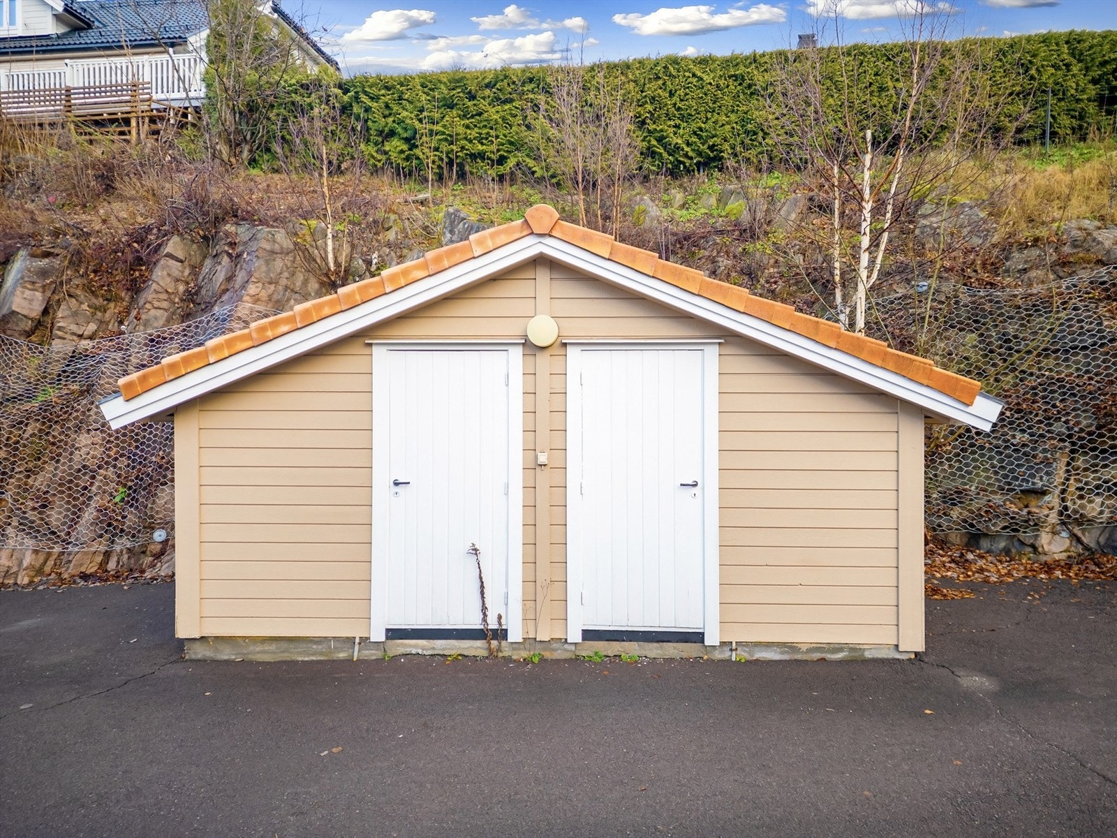 Leiligheten disponerer halvpart av utvendig frittstående bod på ca. 6 kvm Galleribilde