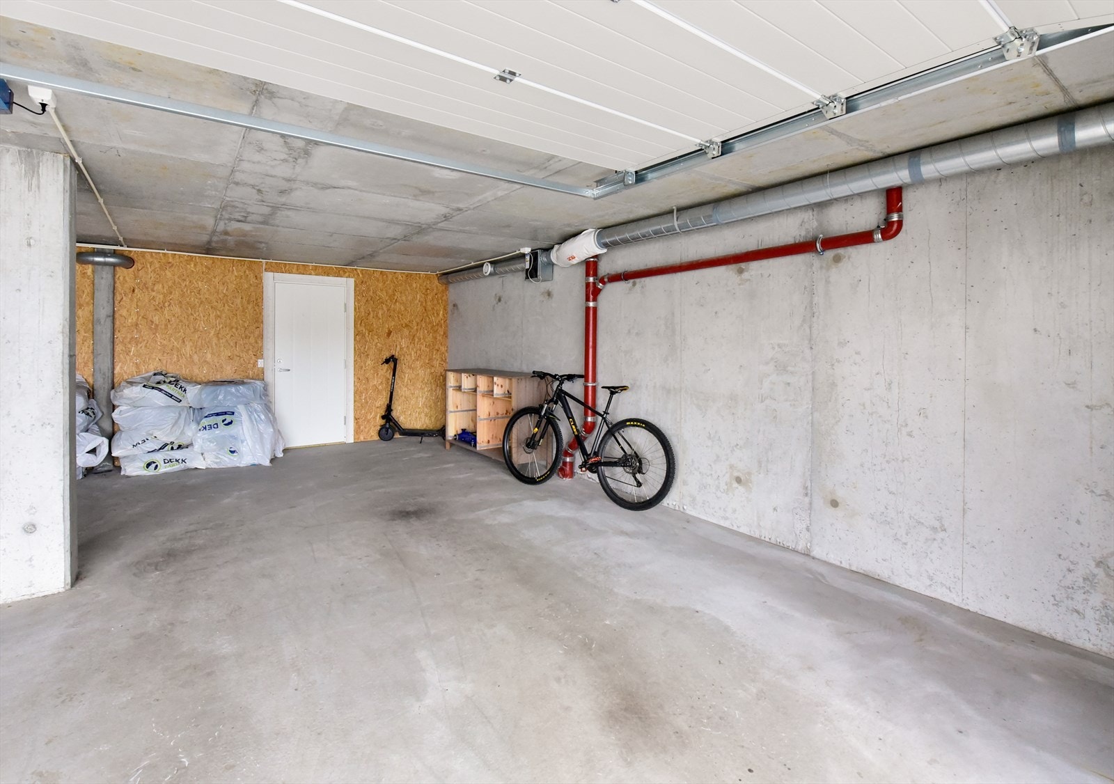 I underetasjen disponerer leiligheten en romslig garasjeplass med tilhørende bod. Galleribilde