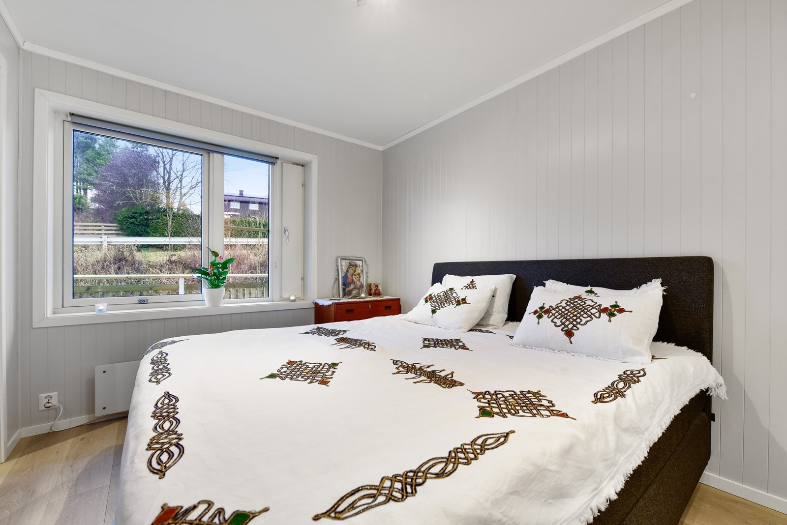 Hovedsoverommet har god plass til dobbeltseng og garderobeløsning Galleribilde