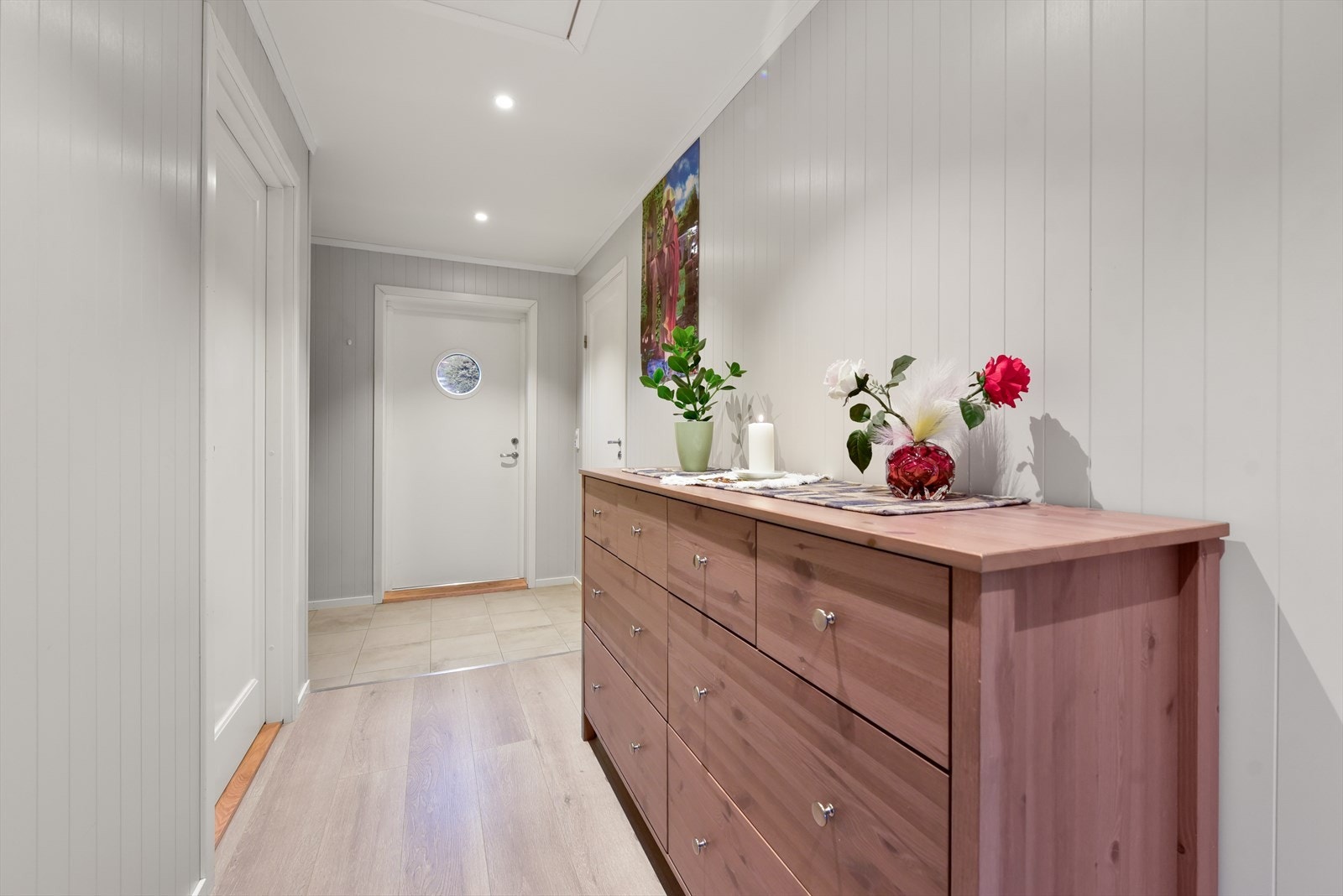 Hallen binder sammen rommene. Langs gangen finnes bad, vaskerom og 3 soverom Galleribilde