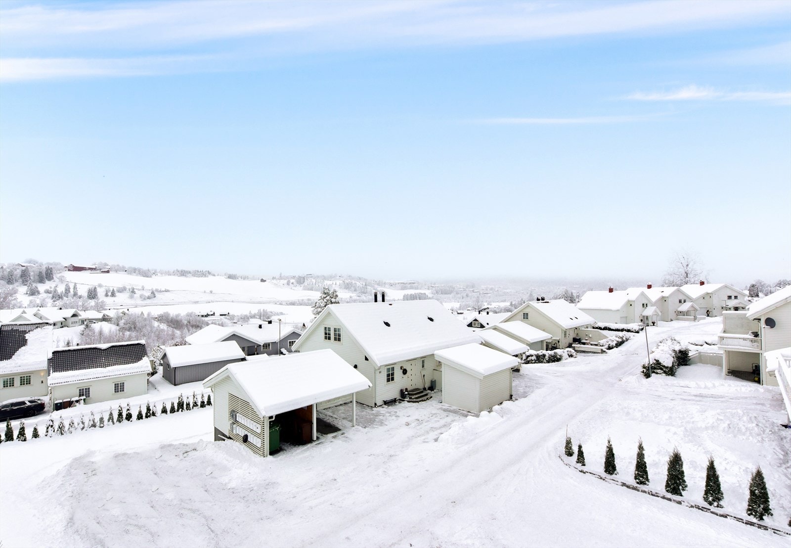 Nabolaget er familievennlig med nærhet til skoler, barnehager og turområder. I tillegg er det topp solforhold! Galleribilde