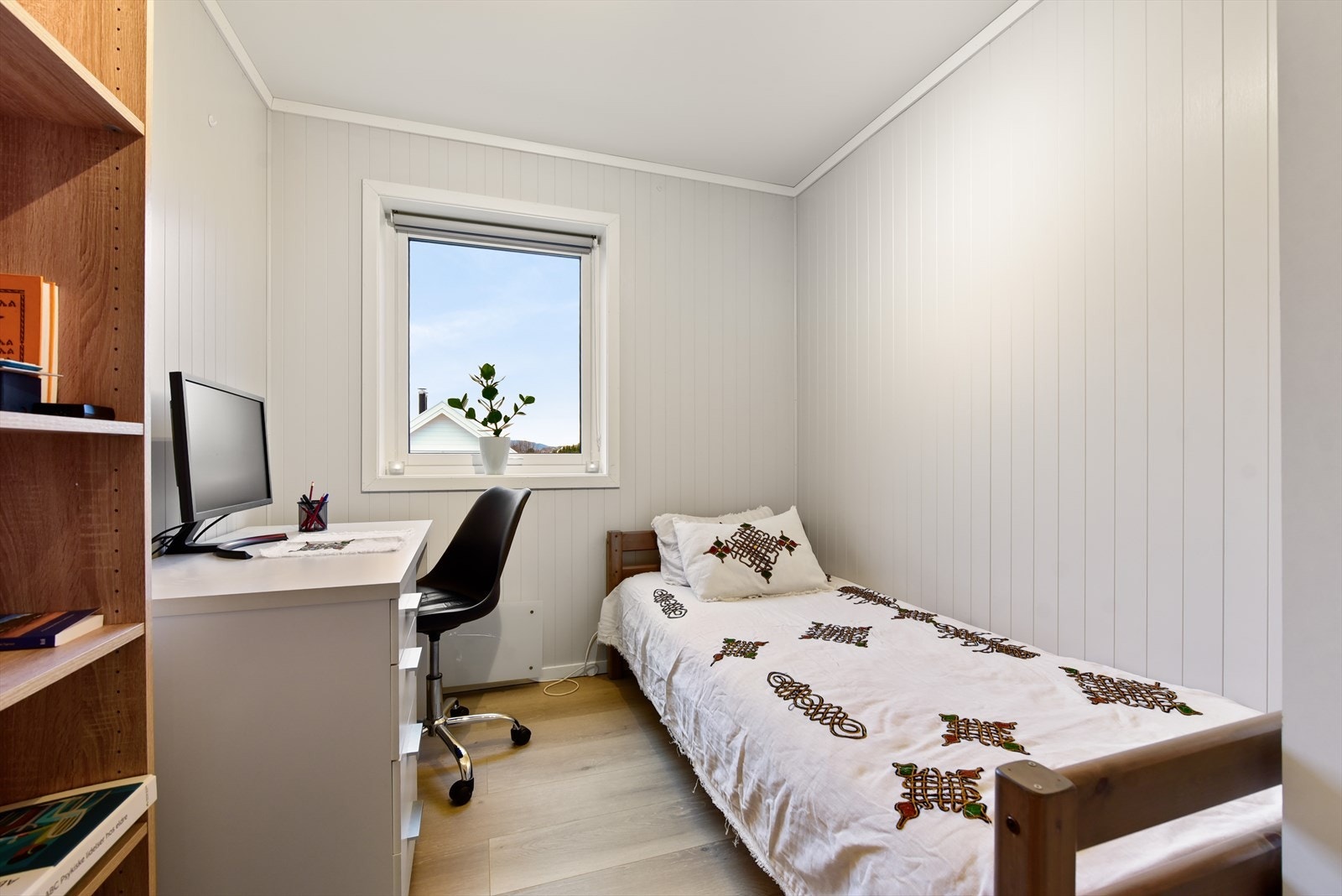 Leilighetens tredje soverom, også med plass til seng og skrivepult Galleribilde