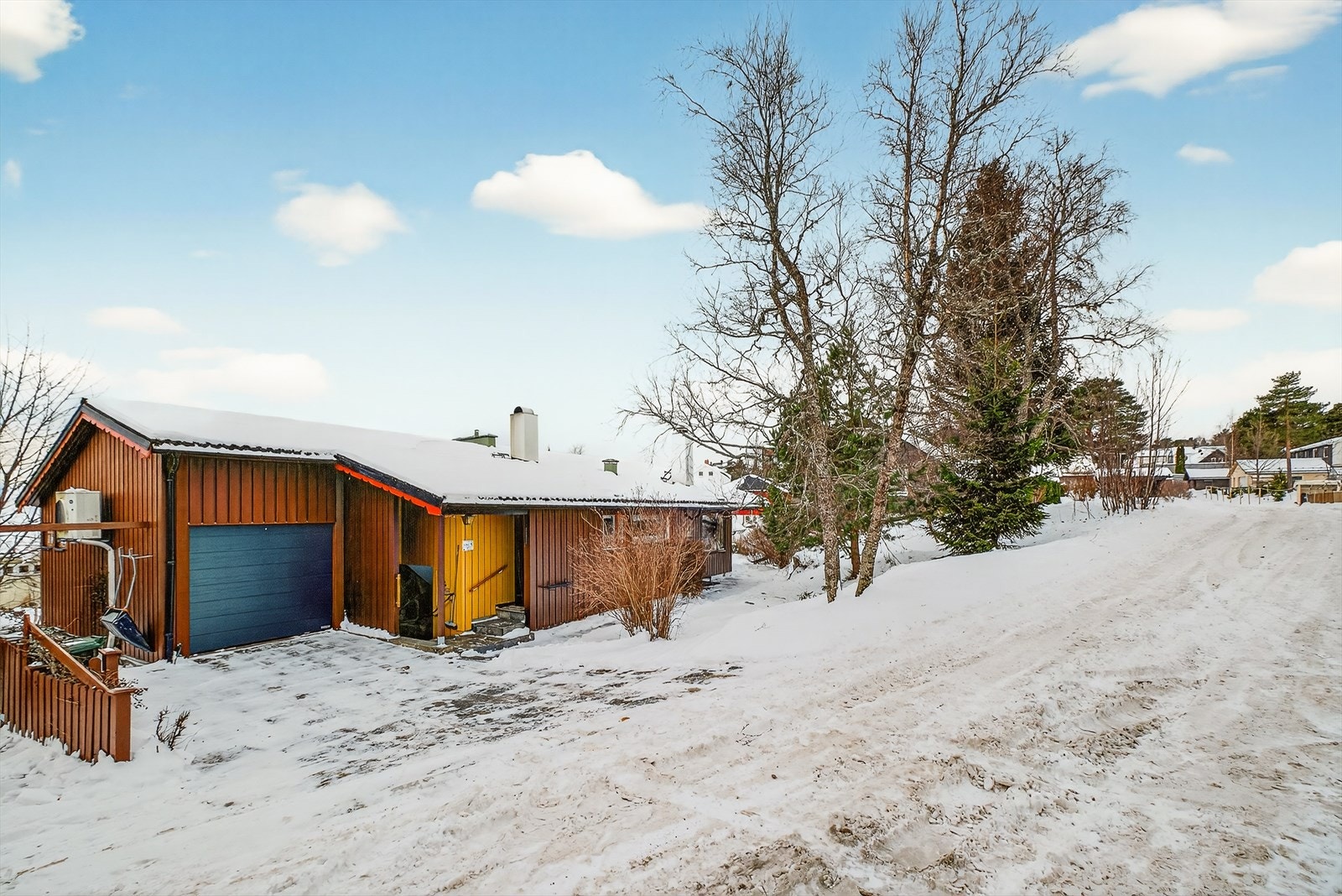 Eiendommen sett fra en annen vinkel, med enkel adkomst og gode parkeringsforhold. Galleribilde