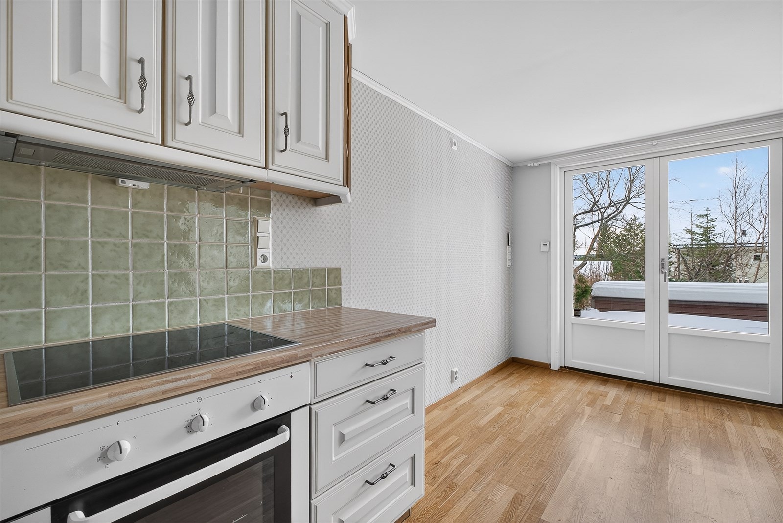 Flere vinkler av kjøkkenet som viser rommets størrelse. Galleribilde